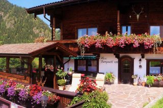 1_haus_bergwald_sommer.jpg
